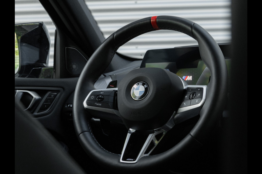 BMW 1-serie M135 xDrive - Pano - Trekhaak - Head-Up - Harman Kadon - Driving Ass