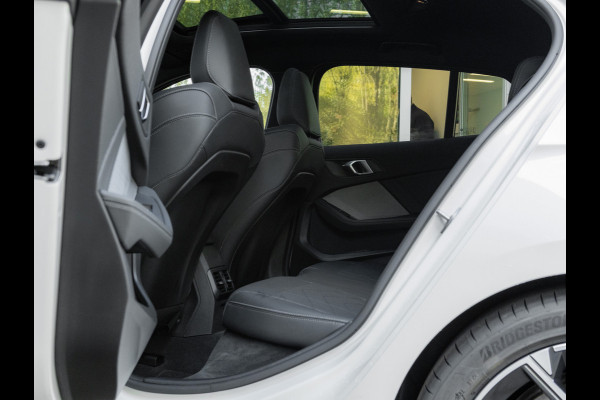 BMW 1-serie M135 xDrive - Pano - Trekhaak - Head-Up - Harman Kadon - Driving Ass