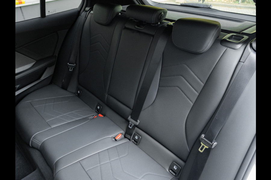 BMW 1-serie M135 xDrive - Pano - Trekhaak - Head-Up - Harman Kadon - Driving Ass
