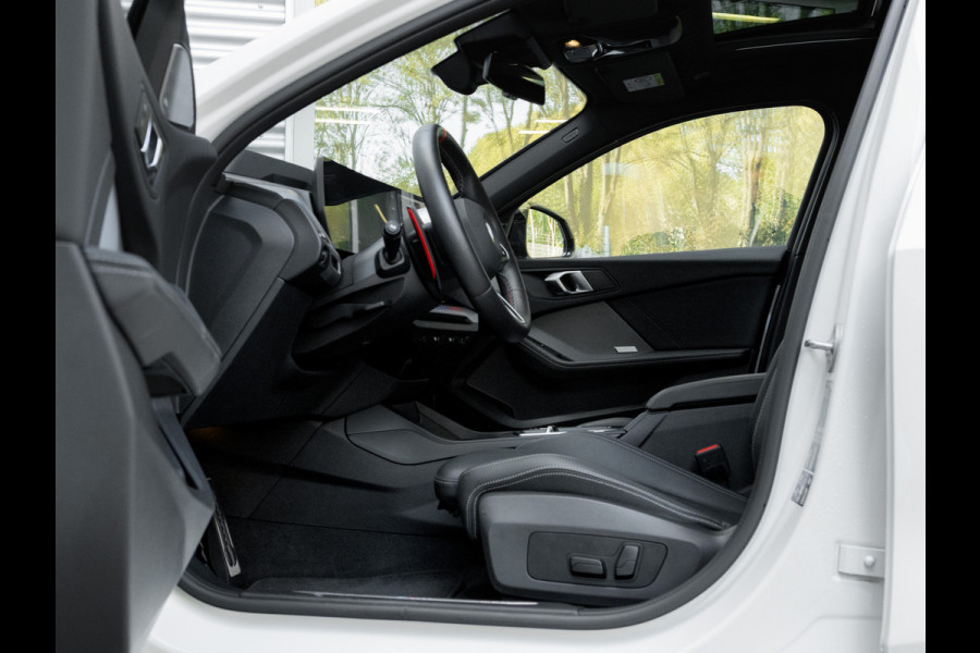 BMW 1-serie M135 xDrive - Pano - Trekhaak - Head-Up - Harman Kadon - Driving Ass