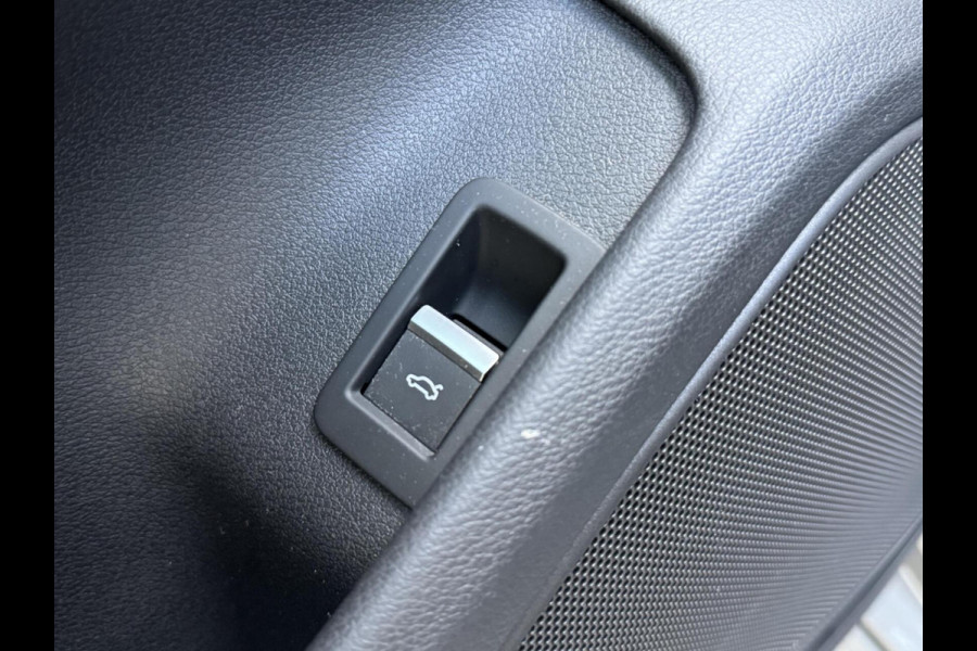 Audi A4 Avant 35 TFSI S-line Automaat | Quantumgrijs | LED | Getint glas | Afgevlakt stuurwiel | Navigatiesysteem | Apple CarPlay | Clim