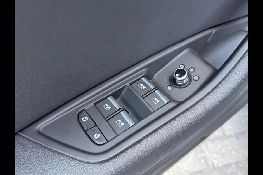 Audi A4 Avant 35 TFSI S-line Automaat | Quantumgrijs | LED | Getint glas | Afgevlakt stuurwiel | Navigatiesysteem | Apple CarPlay | Clim