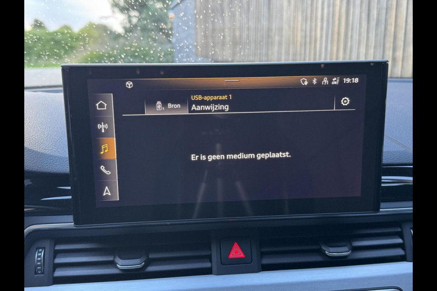 Audi A4 Avant 35 TFSI S-line Automaat | Quantumgrijs | LED | Getint glas | Afgevlakt stuurwiel | Navigatiesysteem | Apple CarPlay | Clim