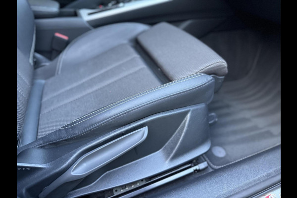 Audi A4 Avant 35 TFSI S-line Automaat | Quantumgrijs | LED | Getint glas | Afgevlakt stuurwiel | Navigatiesysteem | Apple CarPlay | Clim