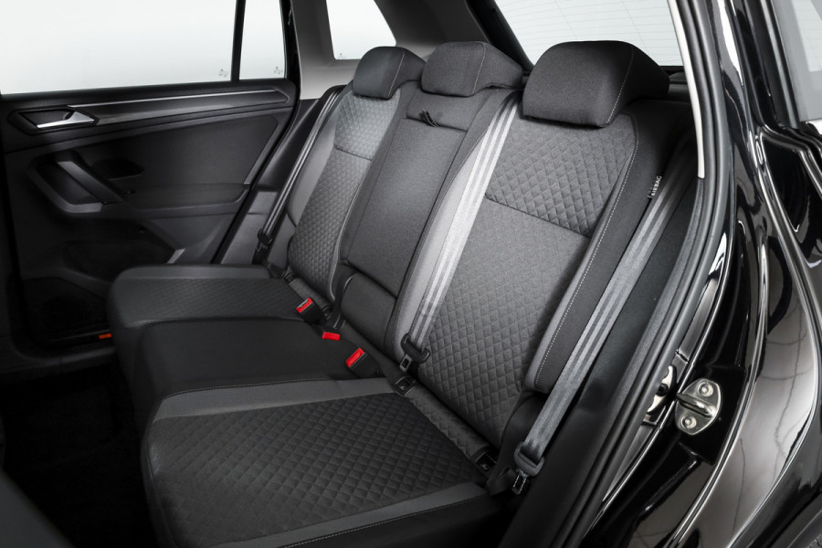 Volkswagen Tiguan 1.5 TSI ACT Comfortline 150 PK - Automaat | Adapt. Cruise | Stoelverwarming | PDC | NAV | ECC | Elek. Trekhaak | LM 18" |