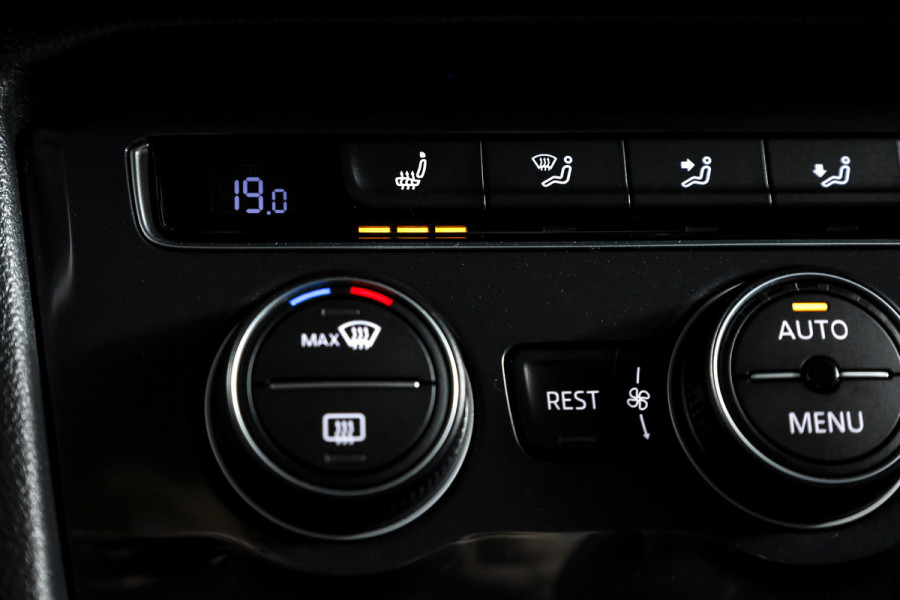 Volkswagen Tiguan 1.5 TSI ACT Comfortline 150 PK - Automaat | Adapt. Cruise | Stoelverwarming | PDC | NAV | ECC | Elek. Trekhaak | LM 18" |
