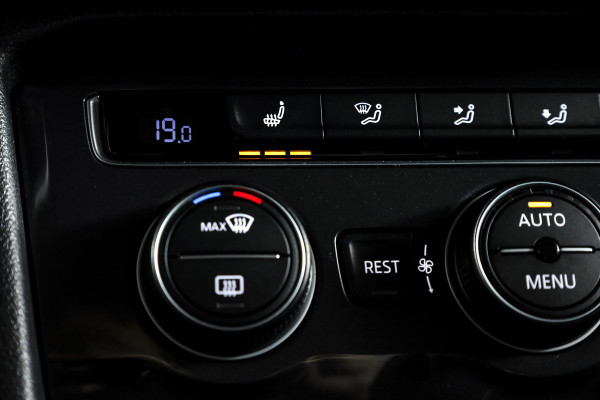Volkswagen Tiguan 1.5 TSI ACT Comfortline 150 PK - Automaat | Adapt. Cruise | Stoelverwarming | PDC | NAV | ECC | Elek. Trekhaak | LM 18" |