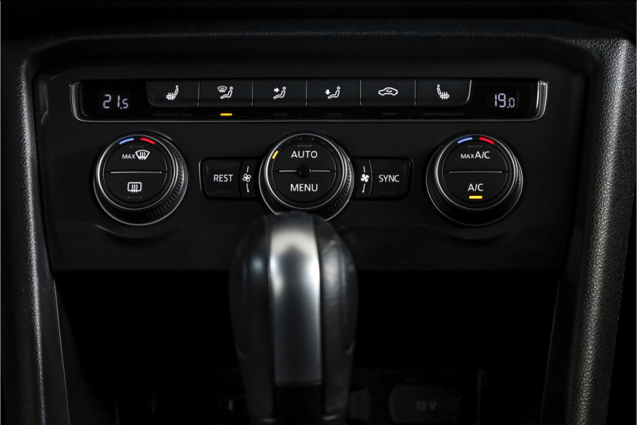 Volkswagen Tiguan 1.5 TSI ACT Comfortline 150 PK - Automaat | Adapt. Cruise | Stoelverwarming | PDC | NAV | ECC | Elek. Trekhaak | LM 18" |