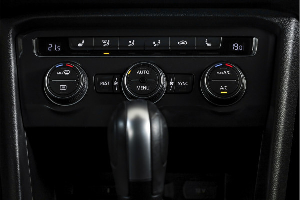 Volkswagen Tiguan 1.5 TSI ACT Comfortline 150 PK - Automaat | Adapt. Cruise | Stoelverwarming | PDC | NAV | ECC | Elek. Trekhaak | LM 18" |