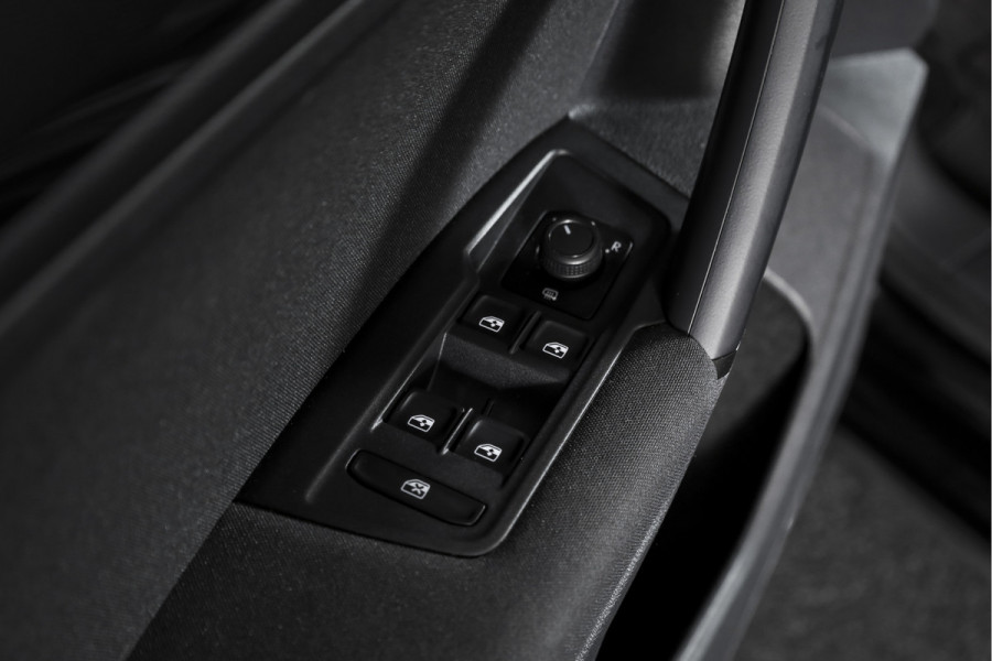 Volkswagen Tiguan 1.5 TSI ACT Comfortline 150 PK - Automaat | Adapt. Cruise | Stoelverwarming | PDC | NAV | ECC | Elek. Trekhaak | LM 18" |