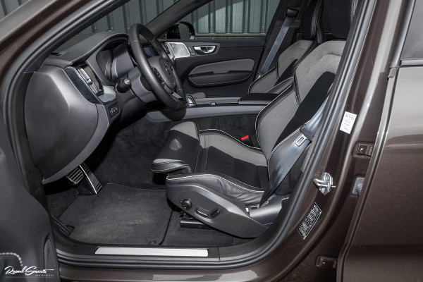 Volvo XC60 2.0 T8 Plug-in hybrid AWD R-Design | Long Range | Zwenkbare trekhaak | Luchtvering | Bowers&Wilkins | Adaptieve cruise | Panoram