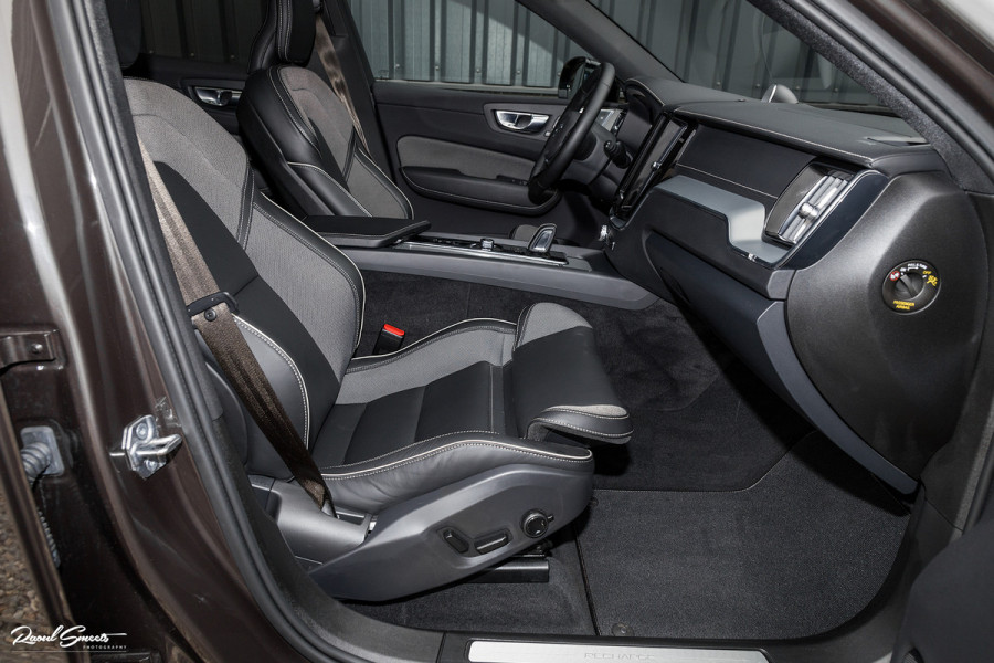 Volvo XC60 2.0 T8 Plug-in hybrid AWD R-Design | Long Range | Zwenkbare trekhaak | Luchtvering | Bowers&Wilkins | Adaptieve cruise | Panoram
