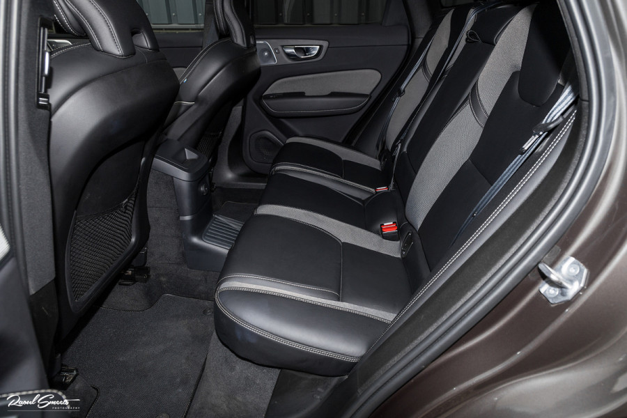 Volvo XC60 2.0 T8 Plug-in hybrid AWD R-Design | Long Range | Zwenkbare trekhaak | Luchtvering | Bowers&Wilkins | Adaptieve cruise | Panoram