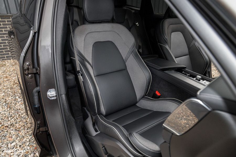 Volvo XC60 2.0 T8 Plug-in hybrid AWD R-Design | Long Range | Zwenkbare trekhaak | Luchtvering | Bowers&Wilkins | Adaptieve cruise | Panoram