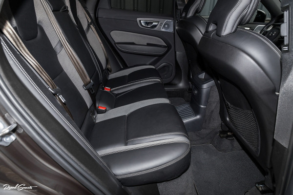 Volvo XC60 2.0 T8 Plug-in hybrid AWD R-Design | Long Range | Zwenkbare trekhaak | Luchtvering | Bowers&Wilkins | Adaptieve cruise | Panoram