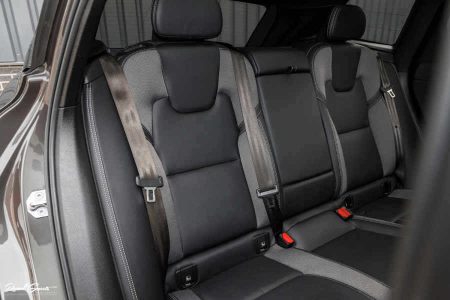Volvo XC60 2.0 T8 Plug-in hybrid AWD R-Design | Long Range | Zwenkbare trekhaak | Luchtvering | Bowers&Wilkins | Adaptieve cruise | Panoram