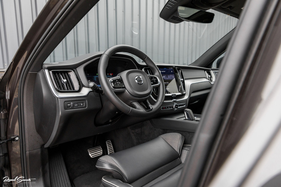 Volvo XC60 2.0 T8 Plug-in hybrid AWD R-Design | Long Range | Zwenkbare trekhaak | Luchtvering | Bowers&Wilkins | Adaptieve cruise | Panoram