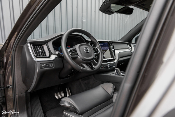 Volvo XC60 2.0 T8 Plug-in hybrid AWD R-Design | Long Range | Zwenkbare trekhaak | Luchtvering | Bowers&Wilkins | Adaptieve cruise | Panoram