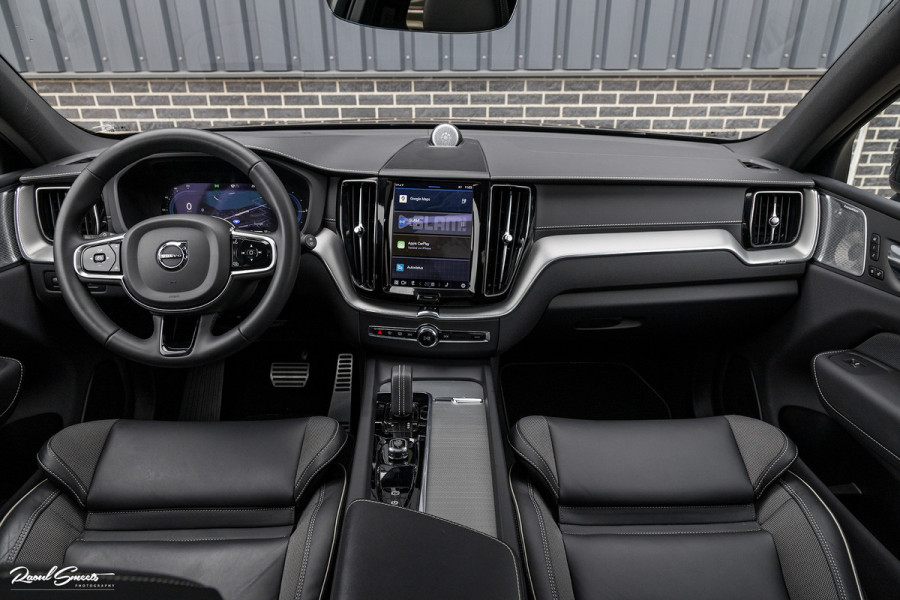 Volvo XC60 2.0 T8 Plug-in hybrid AWD R-Design | Long Range | Zwenkbare trekhaak | Luchtvering | Bowers&Wilkins | Adaptieve cruise | Panoram