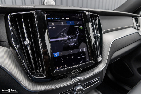 Volvo XC60 2.0 T8 Plug-in hybrid AWD R-Design | Long Range | Zwenkbare trekhaak | Luchtvering | Bowers&Wilkins | Adaptieve cruise | Panoram