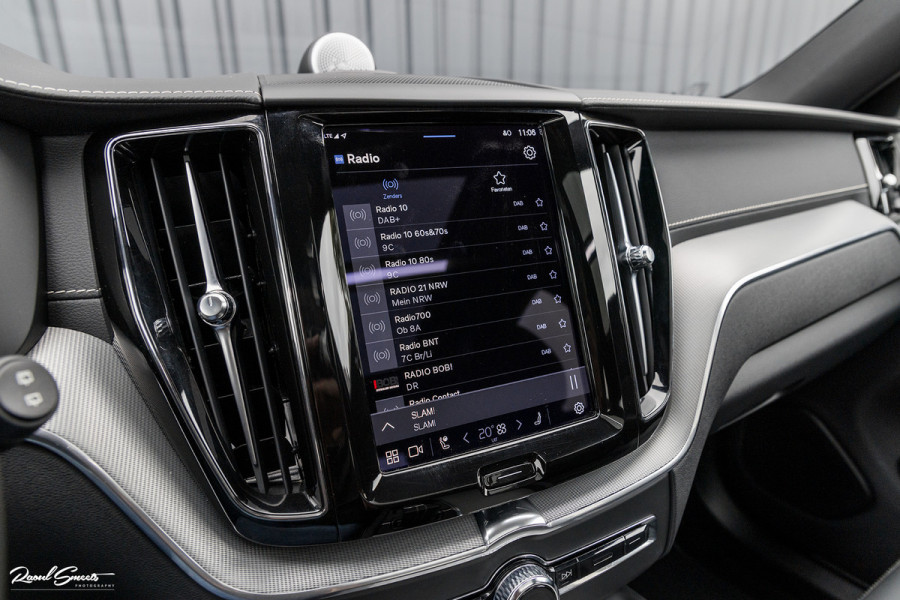 Volvo XC60 2.0 T8 Plug-in hybrid AWD R-Design | Long Range | Zwenkbare trekhaak | Luchtvering | Bowers&Wilkins | Adaptieve cruise | Panoram