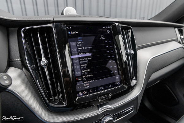 Volvo XC60 2.0 T8 Plug-in hybrid AWD R-Design | Long Range | Zwenkbare trekhaak | Luchtvering | Bowers&Wilkins | Adaptieve cruise | Panoram