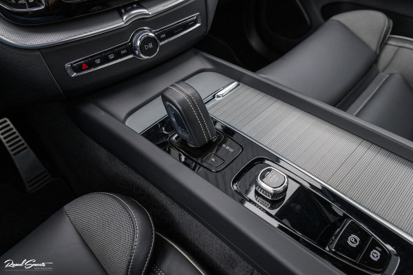 Volvo XC60 2.0 T8 Plug-in hybrid AWD R-Design | Long Range | Zwenkbare trekhaak | Luchtvering | Bowers&Wilkins | Adaptieve cruise | Panoram