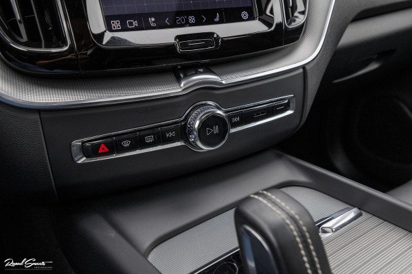 Volvo XC60 2.0 T8 Plug-in hybrid AWD R-Design | Long Range | Zwenkbare trekhaak | Luchtvering | Bowers&Wilkins | Adaptieve cruise | Panoram