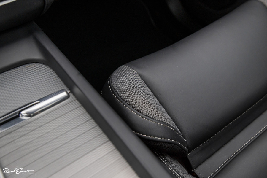 Volvo XC60 2.0 T8 Plug-in hybrid AWD R-Design | Long Range | Zwenkbare trekhaak | Luchtvering | Bowers&Wilkins | Adaptieve cruise | Panoram
