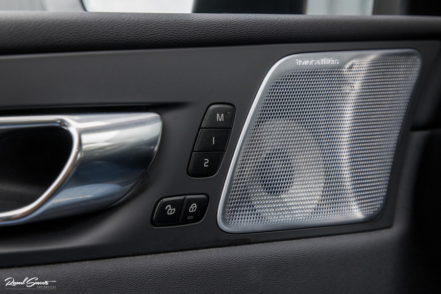 Volvo XC60 2.0 T8 Plug-in hybrid AWD R-Design | Long Range | Zwenkbare trekhaak | Luchtvering | Bowers&Wilkins | Adaptieve cruise | Panoram