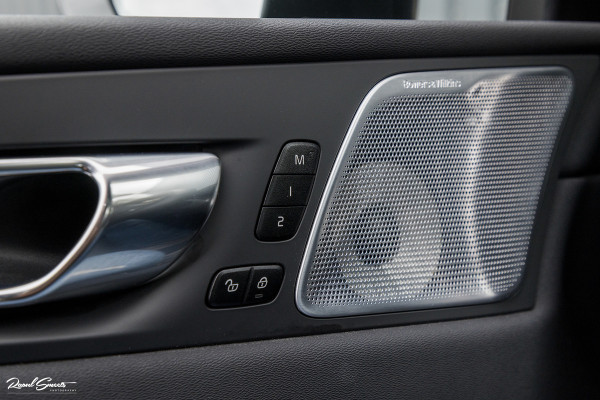 Volvo XC60 2.0 T8 Plug-in hybrid AWD R-Design | Long Range | Zwenkbare trekhaak | Luchtvering | Bowers&Wilkins | Adaptieve cruise | Panoram