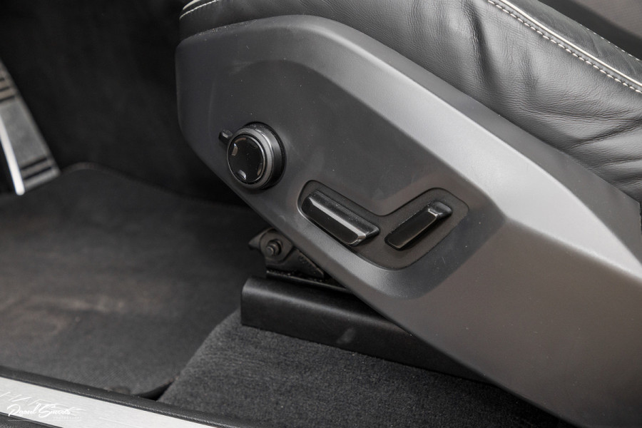 Volvo XC60 2.0 T8 Plug-in hybrid AWD R-Design | Long Range | Zwenkbare trekhaak | Luchtvering | Bowers&Wilkins | Adaptieve cruise | Panoram