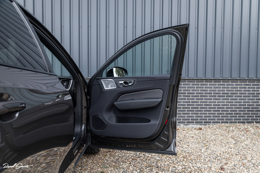 Volvo XC60 2.0 T8 Plug-in hybrid AWD R-Design | Long Range | Zwenkbare trekhaak | Luchtvering | Bowers&Wilkins | Adaptieve cruise | Panoram
