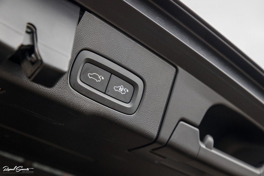 Volvo XC60 2.0 T8 Plug-in hybrid AWD R-Design | Long Range | Zwenkbare trekhaak | Luchtvering | Bowers&Wilkins | Adaptieve cruise | Panoram