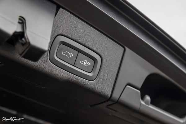 Volvo XC60 2.0 T8 Plug-in hybrid AWD R-Design | Long Range | Zwenkbare trekhaak | Luchtvering | Bowers&Wilkins | Adaptieve cruise | Panoram