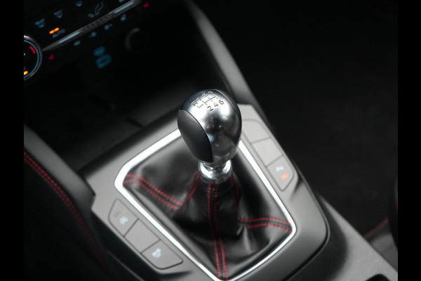 Ford Kuga 1.5 EcoBoost ST-Line X 150pk 1800kg Trekgewicht Dealer O.H | Cruise Control | Bang&Olufsen Sound | Alcantara Sportstoelen Verwarmd | Keyless | Lane Assist | Sportstuur Verwarmd | Navigatie | Virtual | DAB |