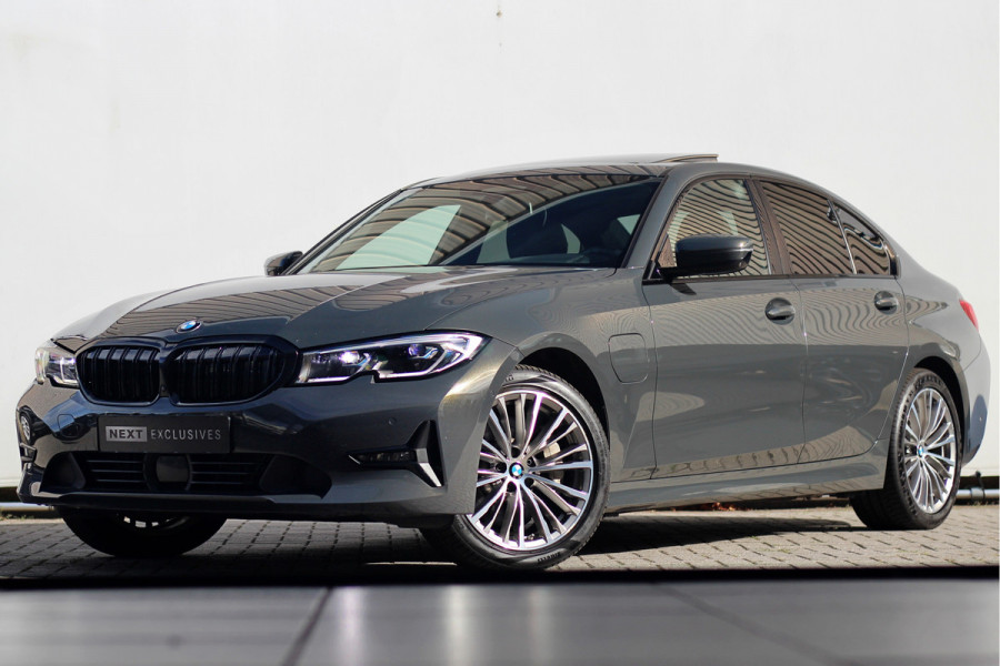 BMW 3-serie 330e High Executive | Pano | Individual | ACC | Head-up | 360