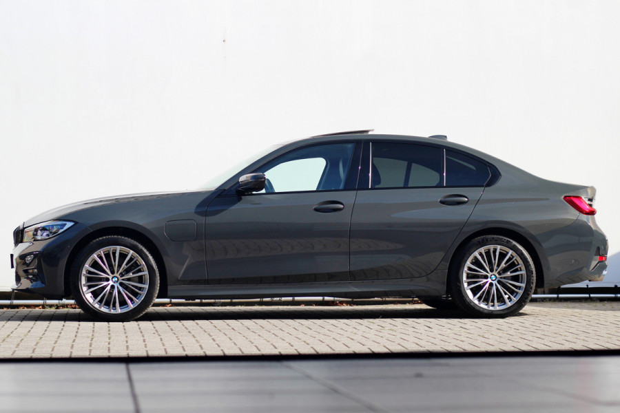 BMW 3-serie 330e High Executive | Pano | Individual | ACC | Head-up | 360