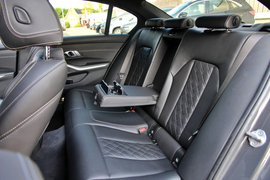 BMW 3-serie 330e High Executive | Pano | Individual | ACC | Head-up | 360