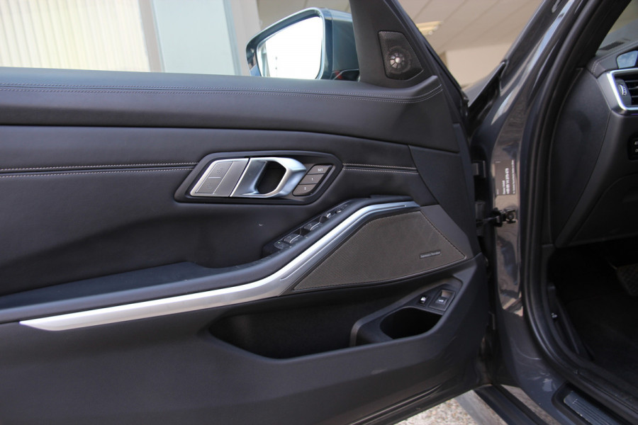 BMW 3-serie 330e High Executive | Pano | Individual | ACC | Head-up | 360