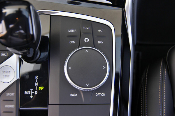 BMW 3-serie 330e High Executive | Pano | Individual | ACC | Head-up | 360