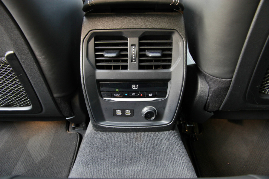 BMW 3-serie 330e High Executive | Pano | Individual | ACC | Head-up | 360