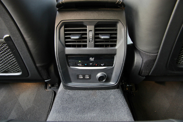 BMW 3-serie 330e High Executive | Pano | Individual | ACC | Head-up | 360