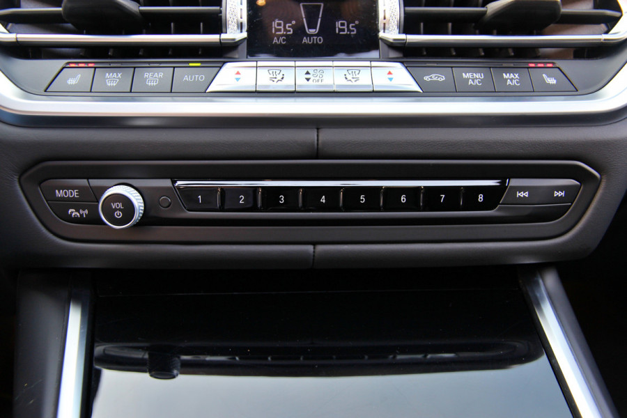 BMW 3-serie 330e High Executive | Pano | Individual | ACC | Head-up | 360