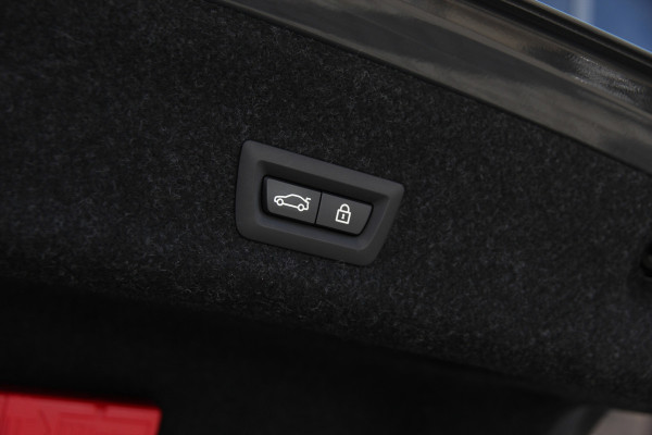 BMW 3-serie 330e High Executive | Pano | Individual | ACC | Head-up | 360