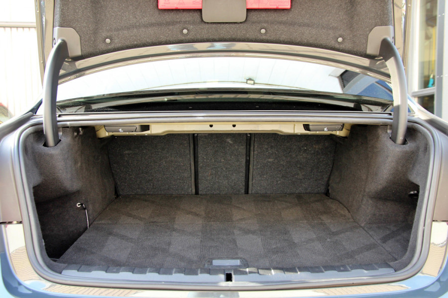 BMW 3-serie 330e High Executive | Pano | Individual | ACC | Head-up | 360