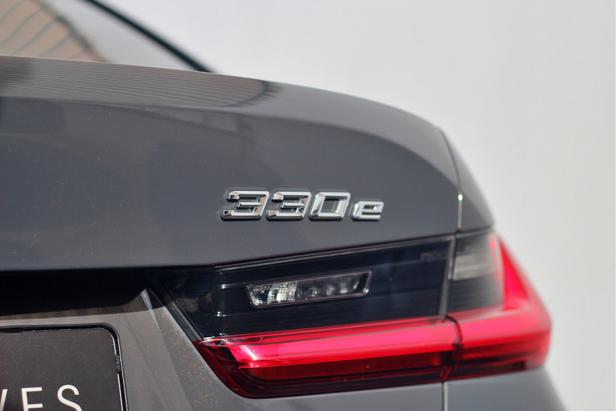 BMW 3-serie 330e High Executive | Pano | Individual | ACC | Head-up | 360