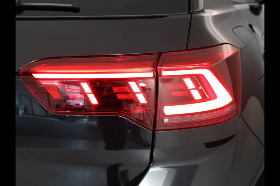 Volkswagen T-Roc 1.5 TSI R-Line 150 PK DSG (Automaat) | Verlengde garantie | Black Style | Panorama dak | LED Matrix koplampen | Adaptieve cruise |