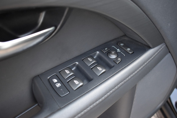 Volvo V70 D3 150PK Automaat Polar ACC | Xenon | Trekhaak | Leder | Standkachel | Stoelverwarming
