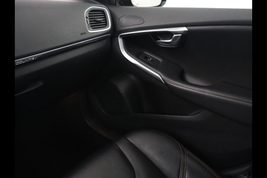 Volvo V40 Cross Country 1.5 T3 Polar+ Luxury | Panoramadak | Automaat | Camera | Full LED | Stoelverwarming | Bluetooth | Leder | Cruise control | Harman Kardon